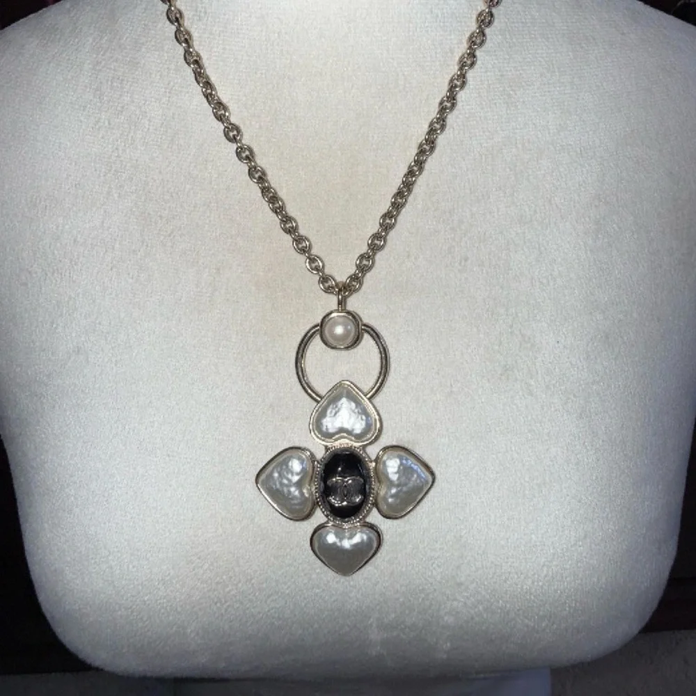 💋CHANEL Pearl and Black Pendant‎ Necklace